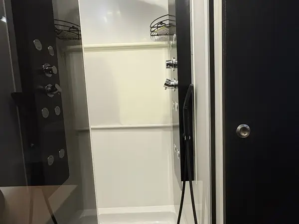 Duschpanel med termostatblandare och massagemunstycken
