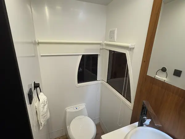 Kompakt badrum med WC och handfat
