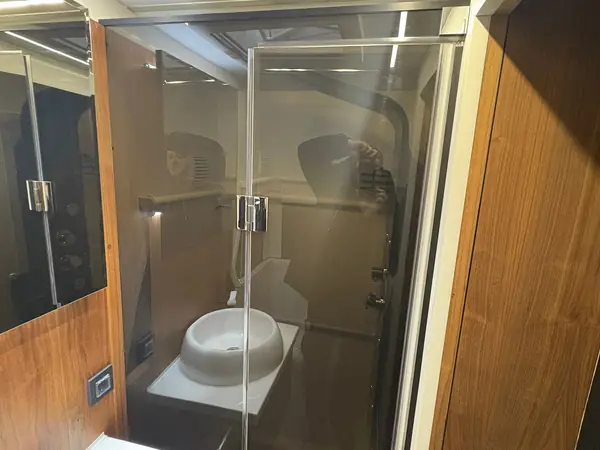 Duschkabin i härdat glas med träpanel