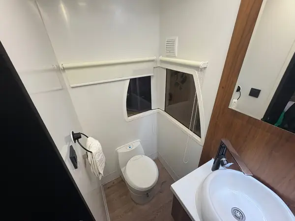 WC och handfat i samma utrymme