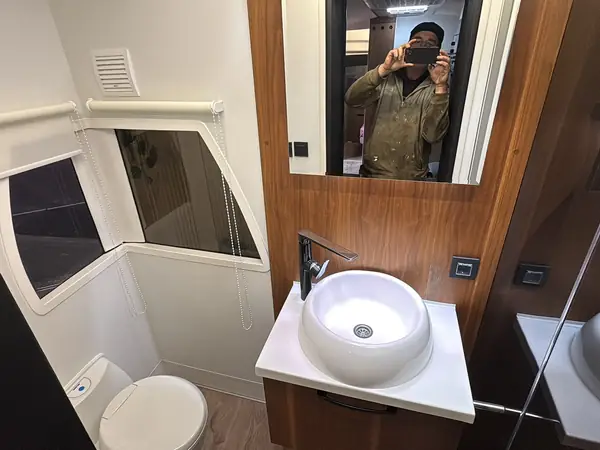 Badrum med dubbla handfat och spegelvägg