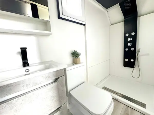 RAGAN – badrum med duschpanel och WC