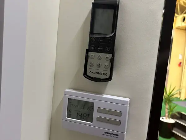 Manöverpanel för husvagnens system
