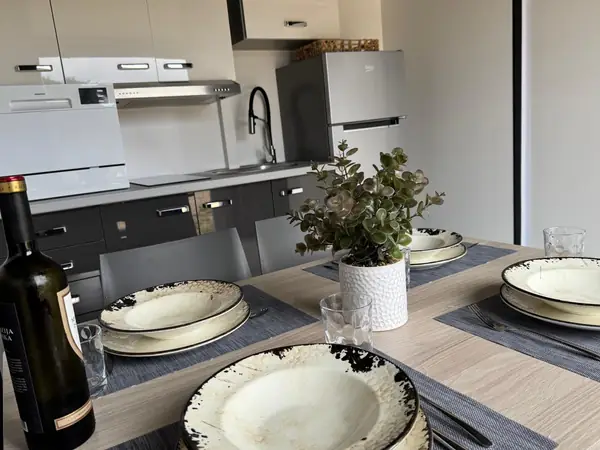 Detalj av dukningen med löpare och bestick