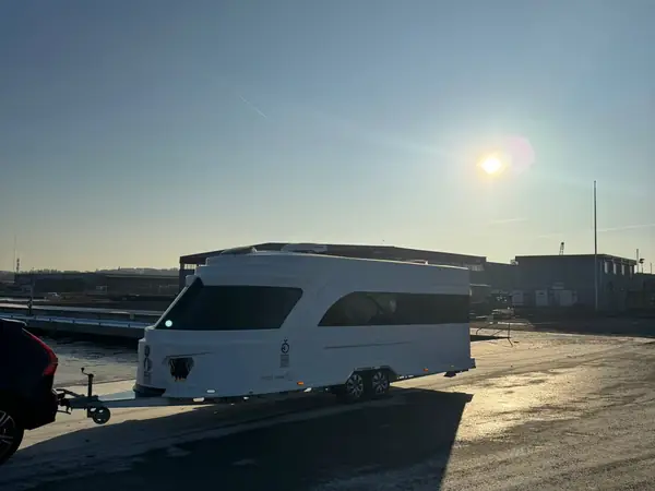 Husvagn i motljus vid solnedgången