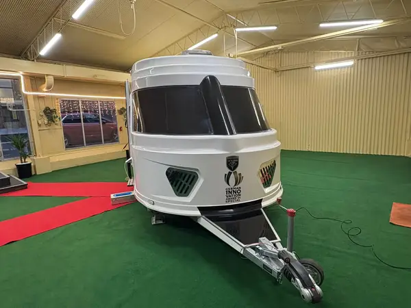 Premiumhusvagn framifrån med dragkrok och stödben