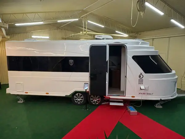 Husvagn i helprofil under utställning