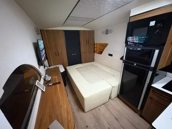 Bäddsoffa med mediavägg och förvaring