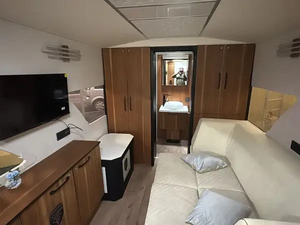 Vardagsdel med TV och genomgång mot sovrummet