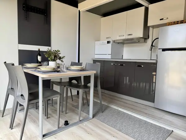 RAGAN – kök med kyl, ugn och matplats