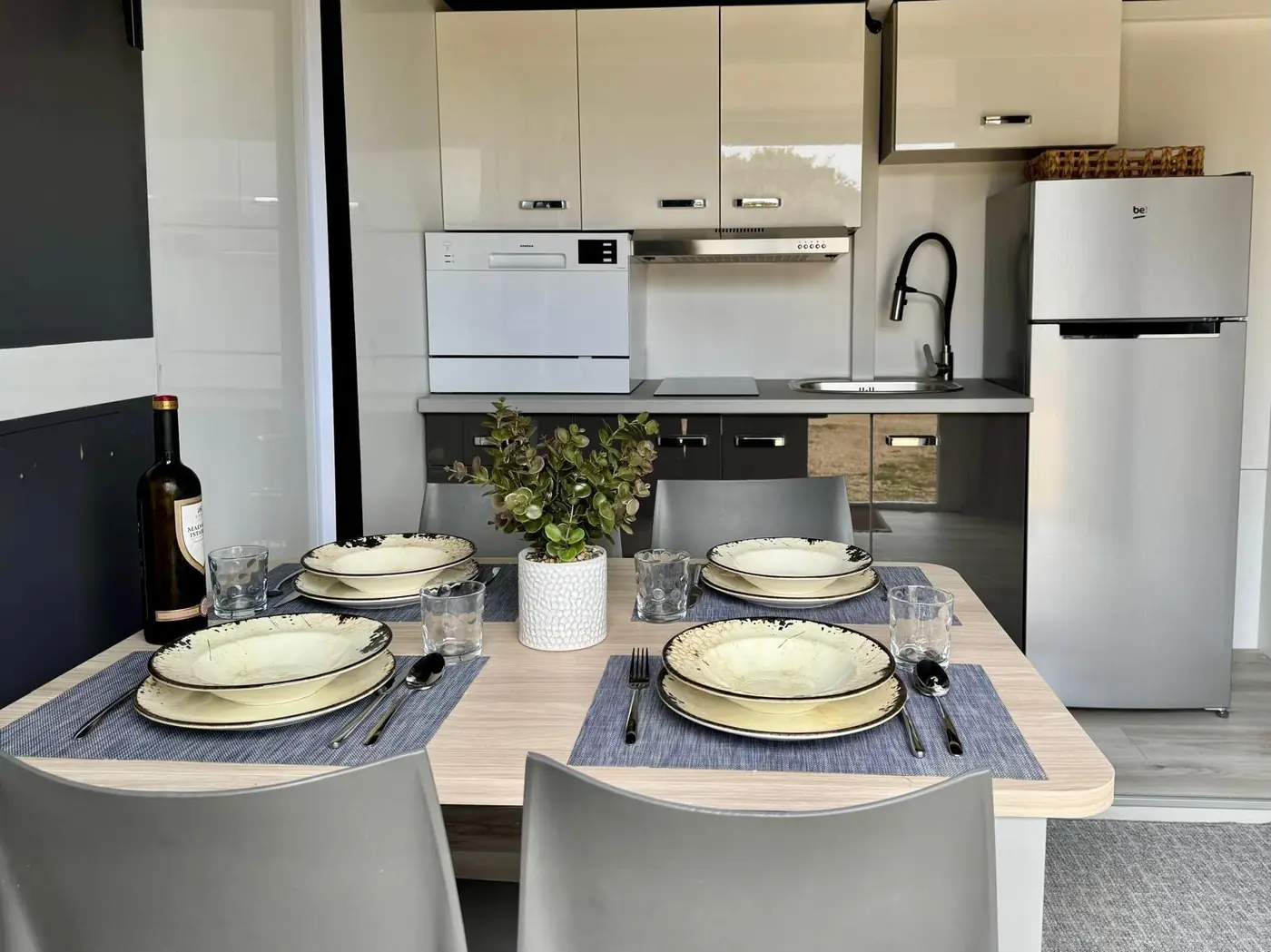 RAGAN – kök med diskmaskin, kyl och dukad matplats