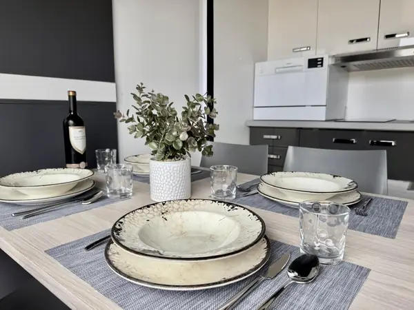 RAGAN – dukat bord med köket i bakgrunden